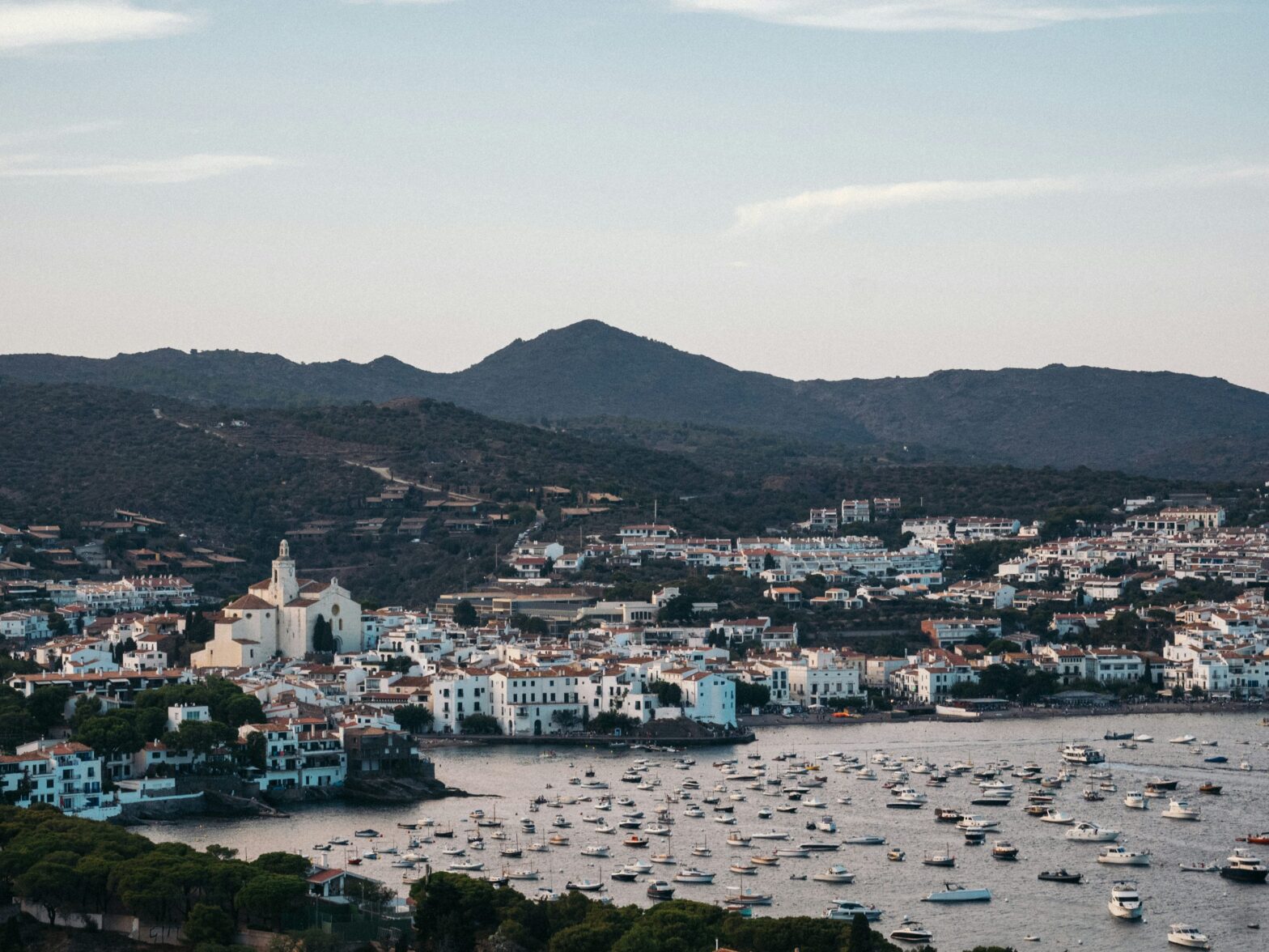 Cadaqués, den vitkalkade staden som isoleringen höll intakt